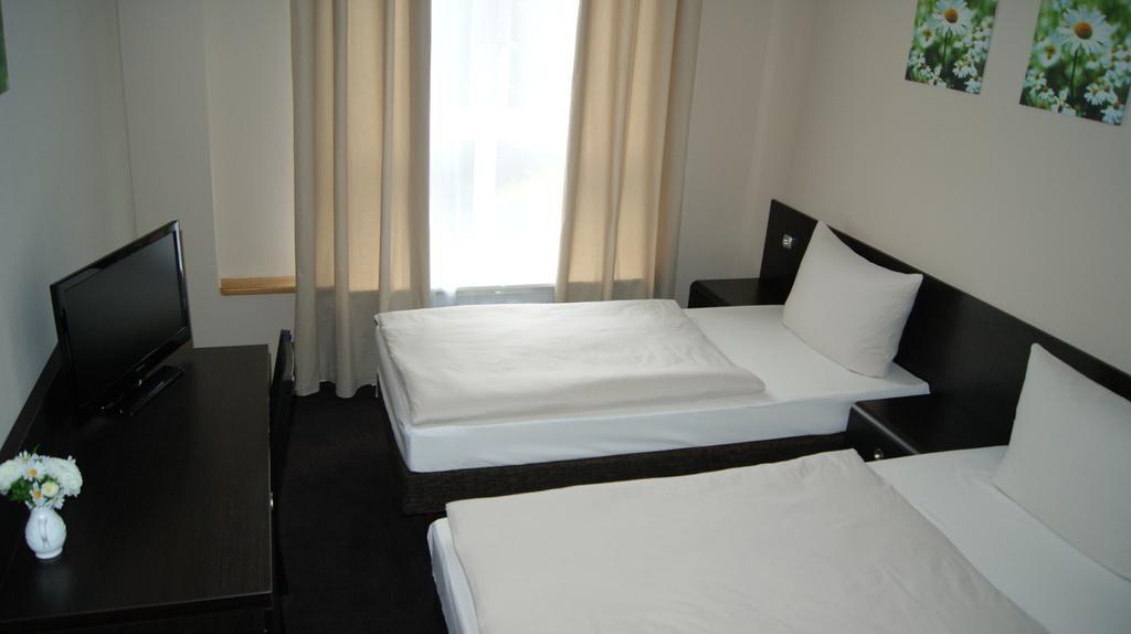 Hotel Pension Eberty Berlijn Buitenkant foto