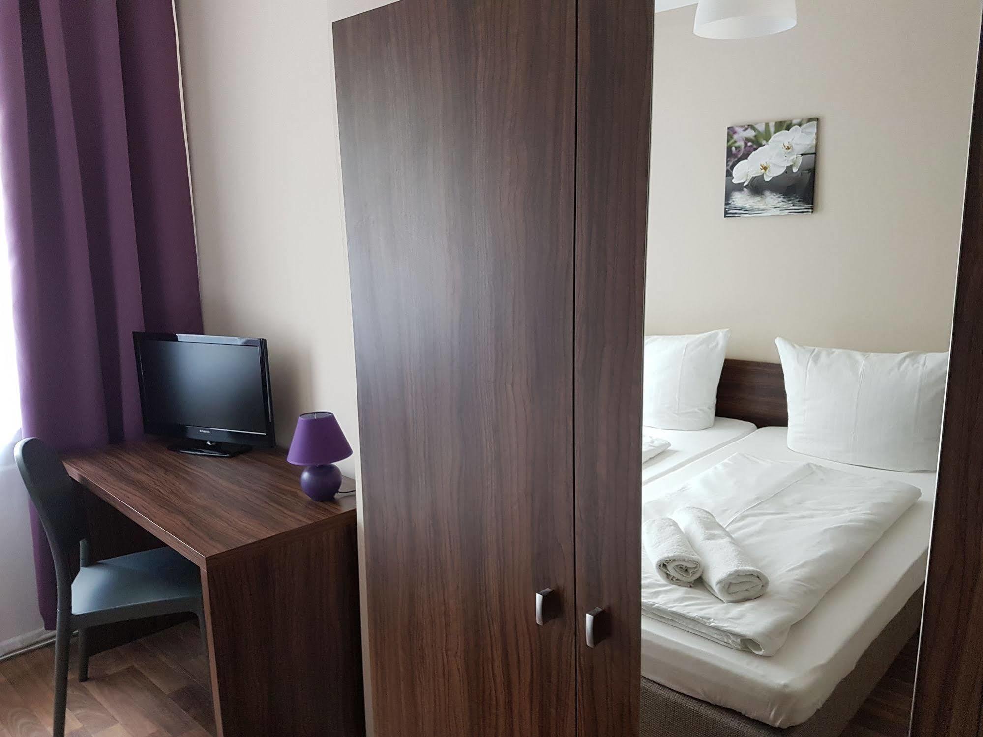 Hotel Pension Eberty Berlijn Buitenkant foto