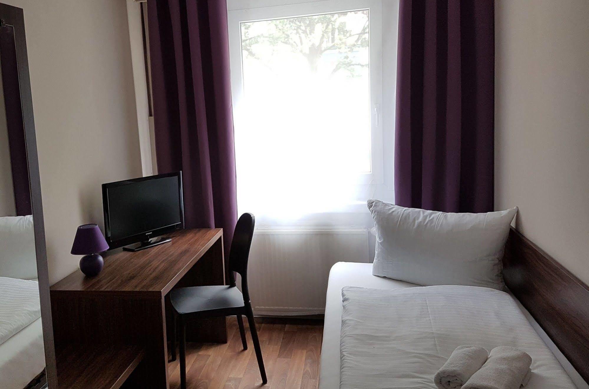 Hotel Pension Eberty Berlijn Buitenkant foto