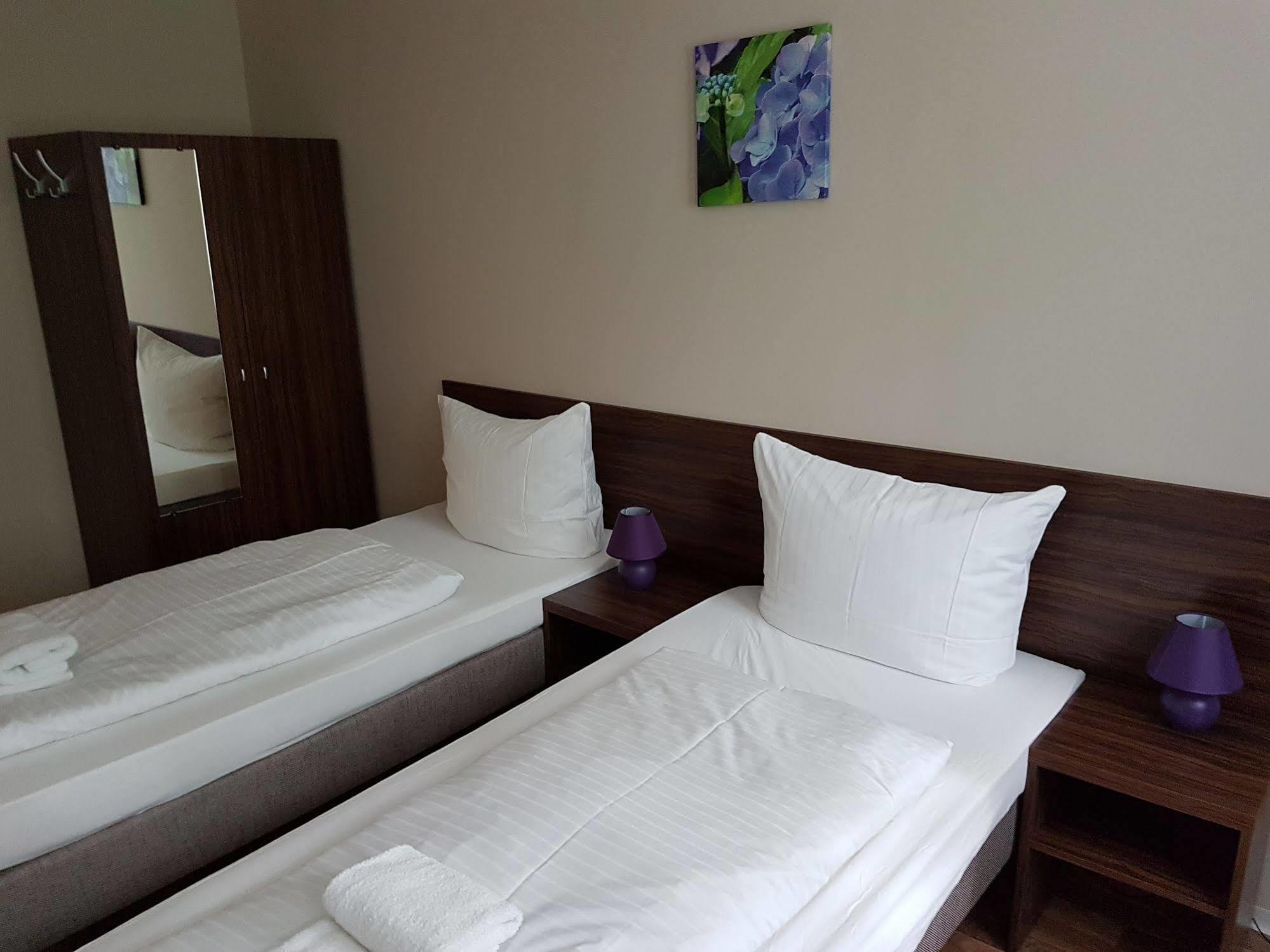 Hotel Pension Eberty Berlijn Buitenkant foto