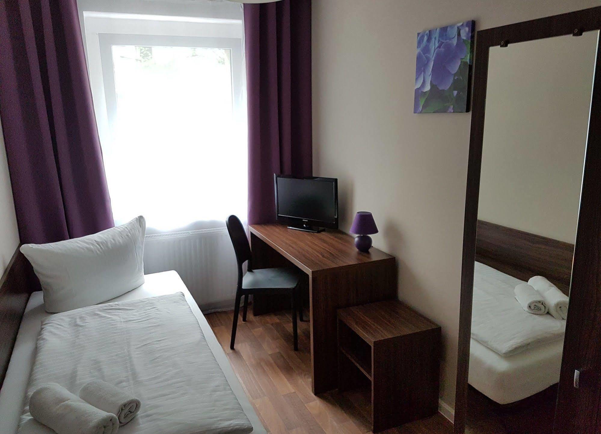 Hotel Pension Eberty Berlijn Buitenkant foto