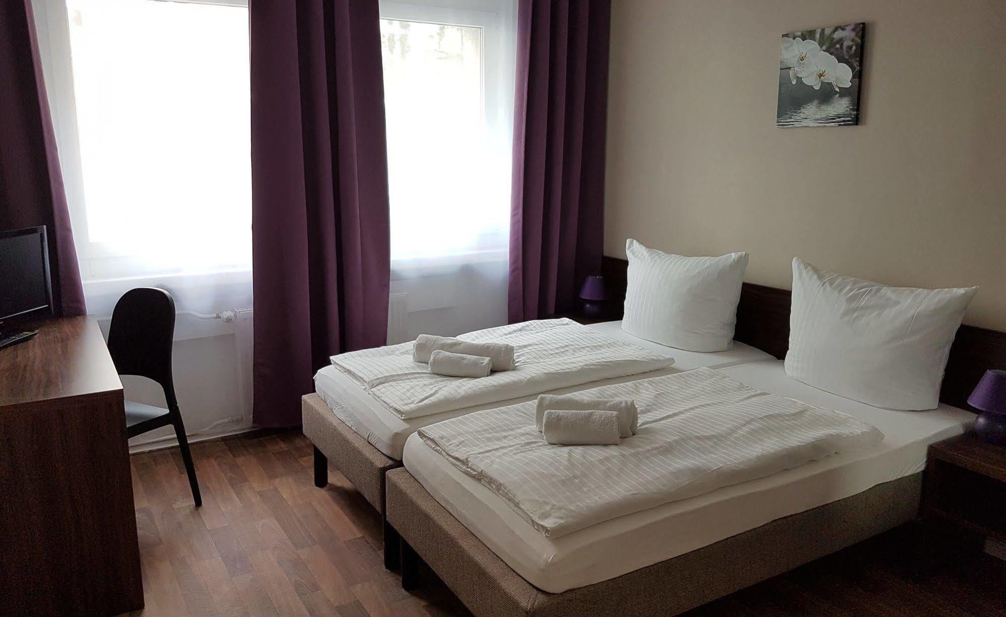 Hotel Pension Eberty Berlijn Buitenkant foto